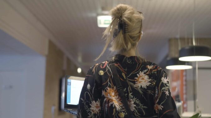 Mennesker-cafe-02 Hybridmøder og videokonferencer