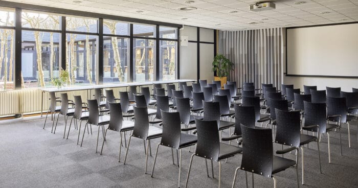 Større mødelokaler i Middelfart med udsigt til atriumgård